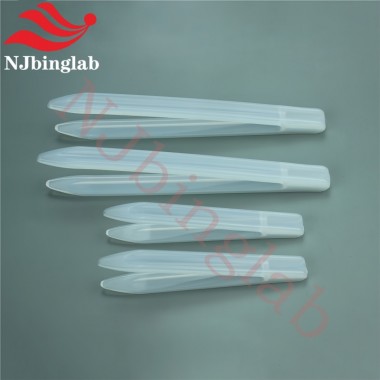 100mm PFA Tweezers Gripping Wafer Fragments for Semiconductor Industry