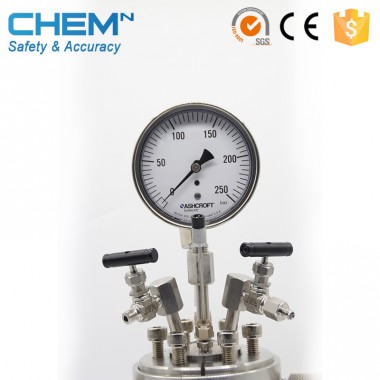 Adjustable volume autoclavable laboratory reactor